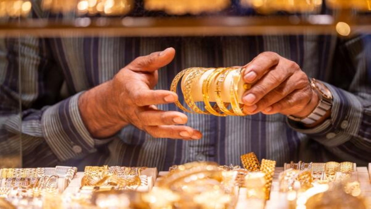 ما سبب استمرار ارتفاع أسعار الذهب في مصر رغم التراجع المتوقع؟